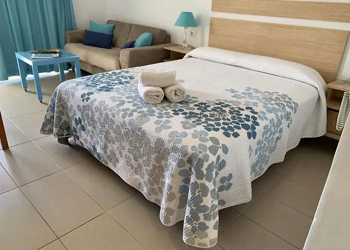 Bonito estudio con soleada terraza,piscina y WIFI gratis By TheOceanRentals