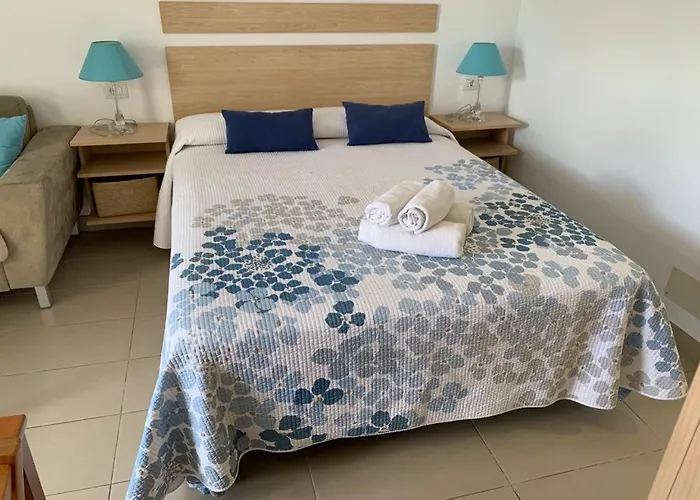Bonito estudio con soleada terraza,piscina y WIFI gratis By TheOceanRentals